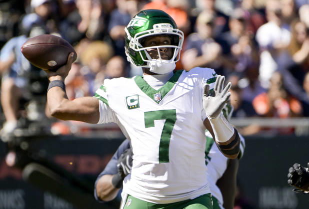New York Jets quarterback Geno Smith (7) passes the ball against the Chicago Bears at Soldier Field in Chicago on Sunday, October 4, 2026. CHI20261004135 MARKxBLACK
