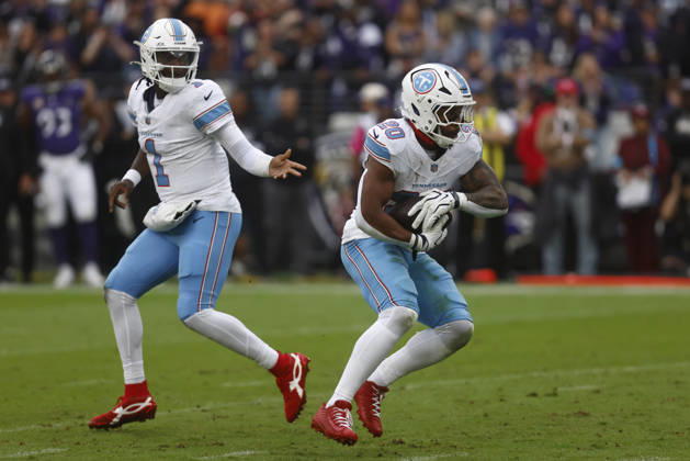 Tennessee Titans running back Tony Pollard (20) takes the hand off from quarterback Cam Ward (1) during an NFL, American Football Herren, USA game against the Baltimore Ravens on Oct 4, 2026; Baltimore, MD, USA; at M&T Bank Stadium. Baltimore won 24-18. Mandatory Credit: -Cal Media NFL 2026: Titans Vs Ravens OCT 04 - ZUMAc04_ 20261004_zma_c04_228 Copyright: xMikexBuscherx