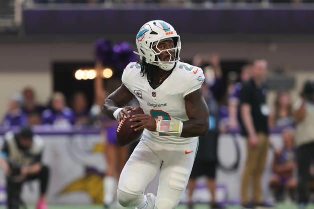 MINNEAPOLIS, MN - OCTOBER 04: Miami Dolphins quarterback Malik Willis (2) looks to pass during the first half of the NFL, American Football Herren, USA game between the Miami Dolphins and the Minnesota Vikings on October 4th, 2026, at U.S. Bank Stadium in Minneapolis, MN. (Photo by Bailey Hillesheim Icon Sportswire) NFL: OCT 04 Dolphins at Vikings EDITORIAL USE ONLY Icon20261004013