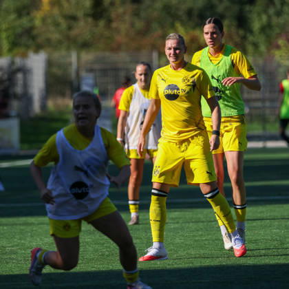 Alexandra Popp (BVB) vor Lara Schmidt (BVB), DJK Südwest Köln vs Borussia Dortmund, Frauen Regionalliga West, 7. Spieltag, Köln, 04.10.2026.