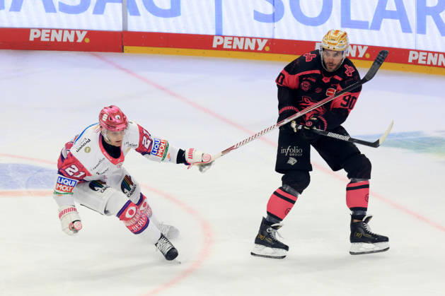 04.10.2026, GER ,DEU, Deutschland, Eishockey Manuel Wiederer ( Eisbaeren Berlin 21 ), CONSTANTIN BRAUN ( Ice Tigers 90 ) nordphoto GmbH Engler Berlin Uber-Arena Berlin Deutschland Copyright: xNordphotox xEnglerx