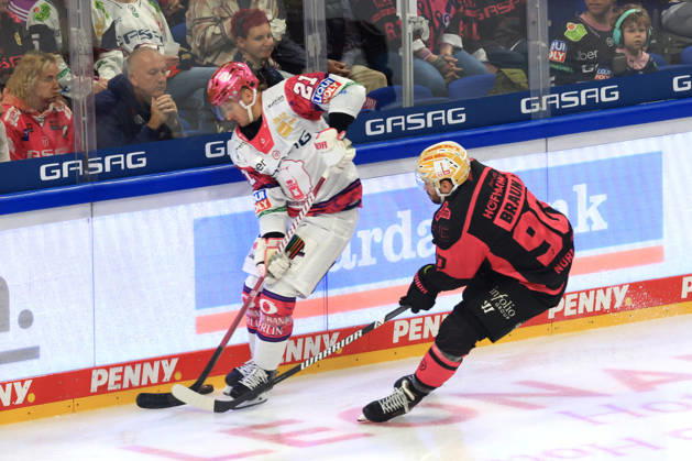 04.10.2026, GER ,DEU, Deutschland, Eishockey Manuel Wiederer ( Eisbaeren Berlin 21 ), CONSTANTIN BRAUN ( Ice Tigers 90 ) nordphoto GmbH Engler Berlin Uber-Arena Berlin Deutschland Copyright: xNordphotox xEnglerx