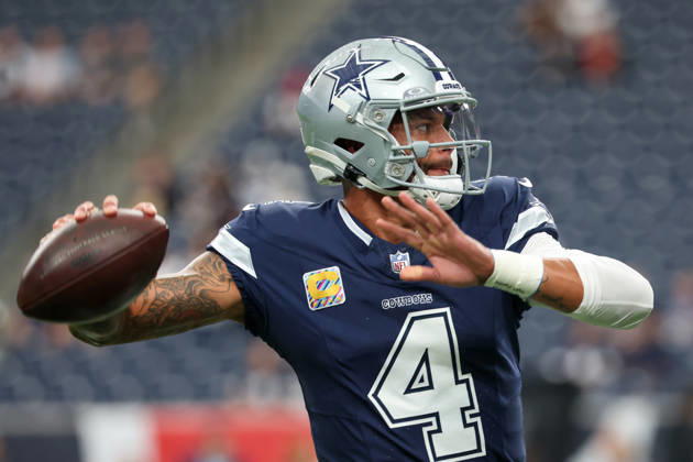 HOUSTON, TX - OCTOBER 04: Quarterback Dak Prescott 4 of the Dallas Cowboys warms up ahead of the NFL, American Football Herren, USA football game between the Houston Texans and Dallas Cowboys on October 4, 2026, at Reliant Stadium in Houston, TX. (Photo by David Buono Icon Sportswire) NFL: OCT 04 Cowboys at Texans EDITORIAL USE ONLY Icon241004079