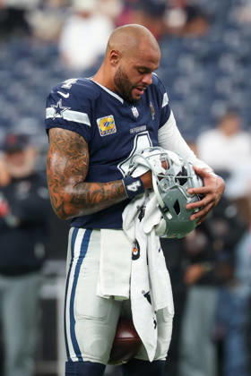 HOUSTON, TX - OCTOBER 04: Quarterback Dak Prescott 4 of the Dallas Cowboys wipes off his helmet during warmups ahead of the NFL, American Football Herren, USA football game between the Houston Texans and Dallas Cowboys on October 4, 2026, at Reliant Stadium in Houston, TX. (Photo by David Buono Icon Sportswire) NFL: OCT 04 Cowboys at Texans EDITORIAL USE ONLY Icon241004082