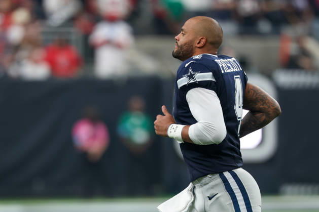 HOUSTON, TX - OCTOBER 04: Quarterback Dak Prescott 4 of the Dallas Cowboys jobs off the field after the coin toss ahead of the NFL, American Football Herren, USA football game between the Houston Texans and Dallas Cowboys on October 4, 2026, at Reliant Stadium in Houston, TX. (Photo by David Buono Icon Sportswire) NFL: OCT 04 Cowboys at Texans EDITORIAL USE ONLY Icon241004121