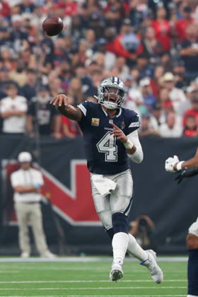 HOUSTON, TX - OCTOBER 04: Quarterback Dak Prescott 4 of the Dallas Cowboys passes the ball while on the run during the NFL, American Football Herren, USA football game between the Houston Texans and Dallas Cowboys on October 4, 2026, at Reliant Stadium in Houston, TX. (Photo by David Buono Icon Sportswire) NFL: OCT 04 Cowboys at Texans EDITORIAL USE ONLY Icon241004135
