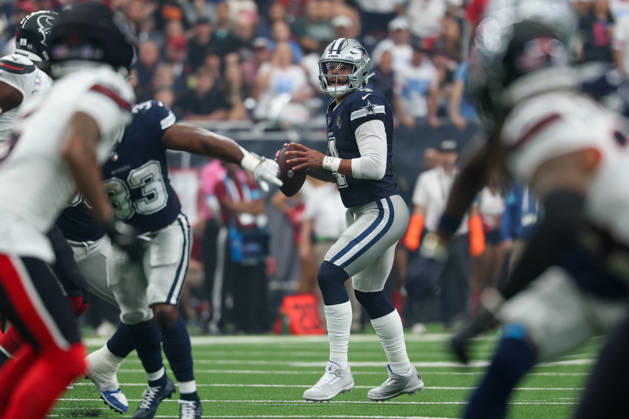 HOUSTON, TX - OCTOBER 04: Quarterback Dak Prescott 4 of the Dallas Cowboys looks downfield as he stands in the pocket during the NFL, American Football Herren, USA football game between the Houston Texans and Dallas Cowboys on October 4, 2026, at Reliant Stadium in Houston, TX. (Photo by David Buono Icon Sportswire) NFL: OCT 04 Cowboys at Texans EDITORIAL USE ONLY Icon241004158