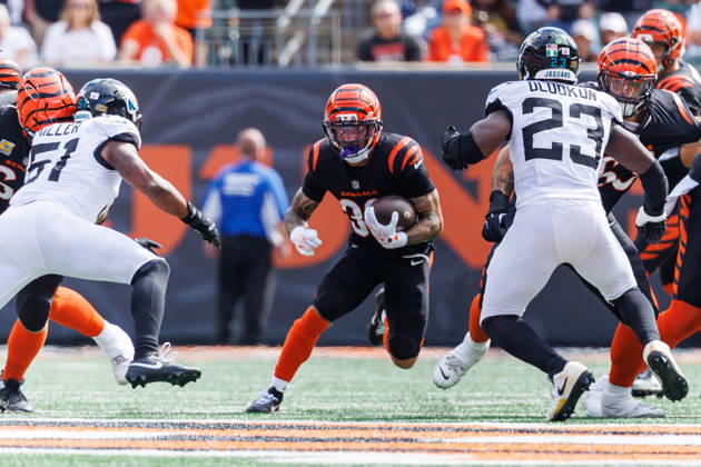 Oct 4, 2026; Cincinnati, OH, USA; Cincinnati Bengals running back Chase Brown (30) runs with the ball during NFL, American Football Herren, USA game action against the Jacksonville Jaguars at Paycor Stadium. Mandatory Credit: -Cal Media NFL 2026: Jaguars Vs Bengals OCT 04 - ZUMAc04_ 20261004_zma_c04_548 Copyright: xJohnxMersitsx