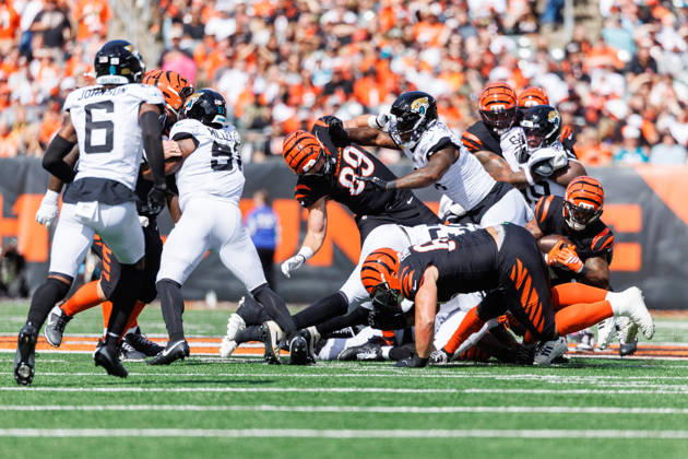 Oct 4, 2026; Cincinnati, OH, USA; Cincinnati Bengals running back Samaje Perine (34) runs with the ball during NFL, American Football Herren, USA game action against the Jacksonville Jaguars at Paycor Stadium. Mandatory Credit: -Cal Media - ZUMAc04_ 20261004_zma_c04_559 Copyright: xJohnxMersitsx