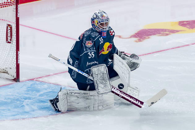 Mathias Niederberger (Torwart, EHC Red Bull Muenchen, 35) bei der Abwehr eines Pucks GER, EHC Red Bull Muenchen vs. Augsburger Panther, DEL, Saison 2026 2027, 6. Spieltag, 04.10.2026. Foto: HMB Media Franz Feiner Copyright: HMBxMedia FranzxFeiner