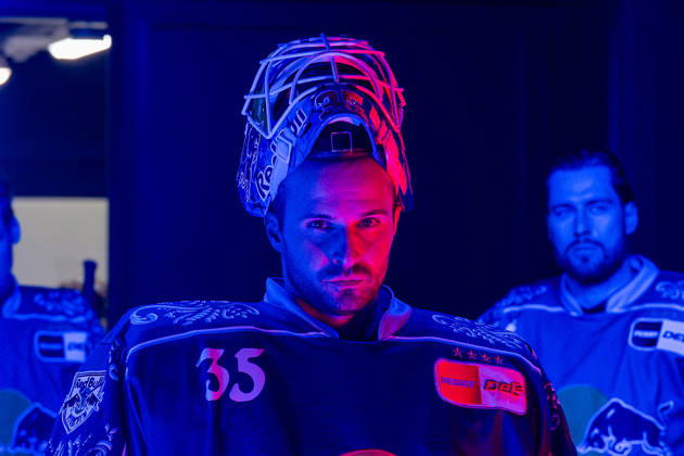 Mathias Niederberger (Torwart, EHC Red Bull Muenchen, 35) wartet in rotem und blauem Licht im Spielertunnel auf den Einlauf Portrait Portraet GER, EHC Red Bull Muenchen vs. Augsburger Panther, DEL, Saison 2026 2027, 6. Spieltag, 04.10.2026. Foto: HMB Media Heike Feiner Copyright: HMBxMedia HeikexFeiner