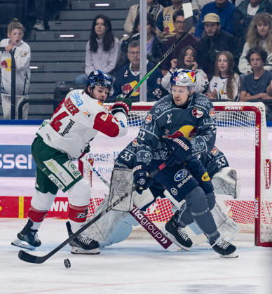 Ville Pokka (EHC Red Bull Muenchen, 22) verteidigt gegen Donald D.J. Busdeker (Augsburger Panther, 14) GER, EHC Red Bull Muenchen vs. Augsburger Panther, DEL, Saison 2026 2027, 6. Spieltag, 04.10.2026. Foto: HMB Media Heike Feiner Copyright: HMBxMedia HeikexFeiner