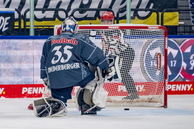 Mathias Niederberger (Torwart, EHC Red Bull Muenchen, 35) muss hier das Tor zum 1:1 - Ausgleich hinnehmen GER, EHC Red Bull Muenchen vs. Augsburger Panther, DEL, Saison 2026 2027, 6. Spieltag, 04.10.2026. Foto: HMB Media Heike Feiner Copyright: HMBxMedia HeikexFeiner