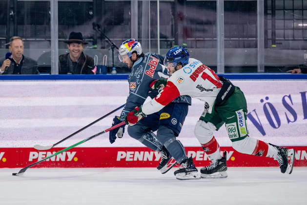 Kampf um den Puck Zweikampf zwischen Taro Hirose (EHC Red Bull Muenchen, 17) und Donald D.J. Busdeker (Augsburger Panther, 14) GER, EHC Red Bull Muenchen vs. Augsburger Panther, DEL, Saison 2026 2027, 6. Spieltag, 04.10.2026. Foto: HMB Media Heike Feiner Copyright: HMBxMedia HeikexFeiner