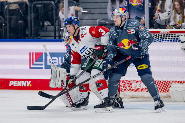 Ville Pokka (EHC Red Bull Muenchen, 22) verteidigt gegen Alec McCrea (Augsburger Panther, 03) vor dem Tor von Mathias Niederberger (Torwart, EHC Red Bull Muenchen, 35) GER, EHC Red Bull Muenchen vs. Augsburger Panther, DEL, Saison 2026 2027, 6. Spieltag, 04.10.2026. Foto: HMB Media Heike Feiner Copyright: HMBxMedia HeikexFeiner