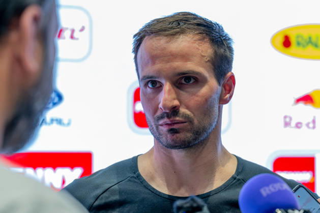 Mathias Niederberger (Torwart, EHC Red Bull Muenchen, 35) beim Interview Portrait Portraet GER, EHC Red Bull Muenchen vs. Augsburger Panther, DEL, Saison 2026 2027, 6. Spieltag, 04.10.2026. Foto: HMB Media Heike Feiner Copyright: HMBxMedia HeikexFeiner