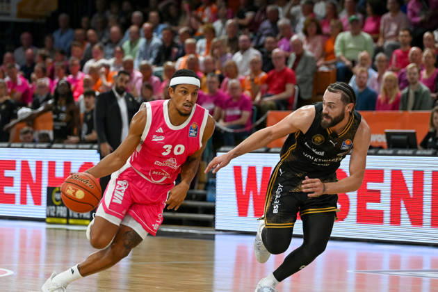 Nelson Weidemann (RASTA Vechta, 30) am Ball gegen Devin Askew (Basketball Loewen Braunschweig, 05) RASTA Vechta vs. Basketball Loewen Braunschweig , easyCredit Basketball Bundesliga, 4. Spieltag, Saison 2026 2027, 05.10.2026, RASTA Vechta vs. Basketball Loewen Braunschweig , easyCredit Basketball Bundesliga, 4. Spieltag, Saison 2026 2027, 05.10.2026 Vechta Copyright: xEibner-Pressefoto RobertxGertzenx EP_RGN