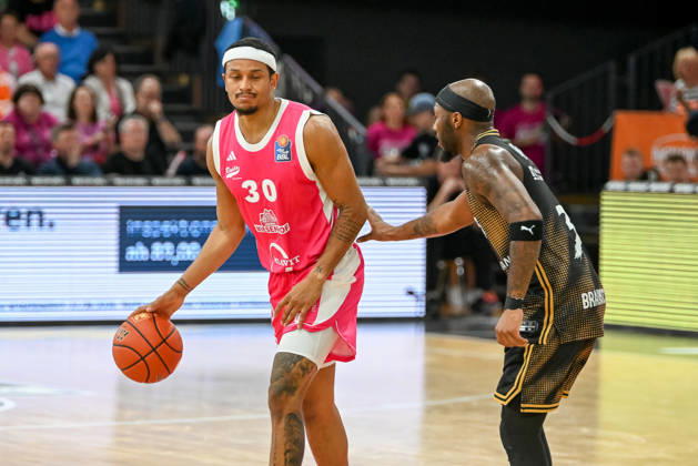 Nelson Weidemann (RASTA Vechta, 30) am Ball gegen De Jour Reaves (Basketball Loewen Braunschweig, 03) RASTA Vechta vs. Basketball Loewen Braunschweig , easyCredit Basketball Bundesliga, 4. Spieltag, Saison 2026 2027, 05.10.2026, RASTA Vechta vs. Basketball Loewen Braunschweig , easyCredit Basketball Bundesliga, 4. Spieltag, Saison 2026 2027, 05.10.2026 Vechta Copyright: xEibner-Pressefoto RobertxGertzenx EP_RGN