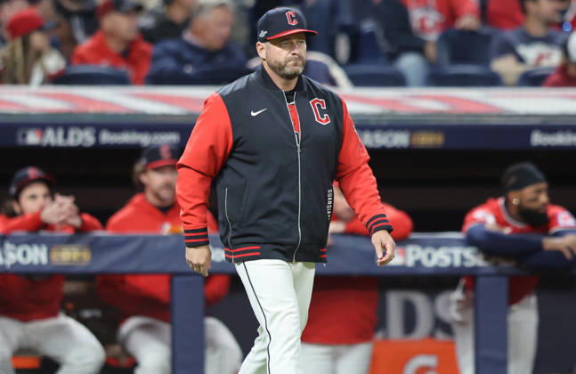 Cleveland Guardians manager Stephen Vogt walks to the mound to relieve pitcher Hunter Gaddis in the seventh inning against the Chicago White Sox in an MLB, Baseball Herren, USA American League Division Series playoff game at Progressive Field in Cleveland, Ohio, on Monday, October 5, 2026. CLE20261005725 AARONxJOSEFCZYK
