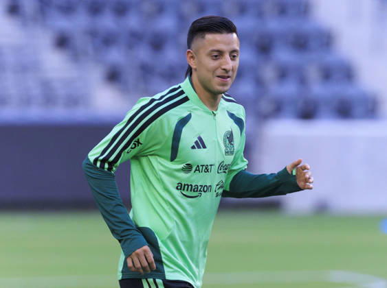 October 5, 2026, Los Angeles, California, USA: Roberto Alvarado 25 of Mexico during practice on Monday, October 5, 2026 at BMO Stadium in Los Angeles, California in preparation for an International Friendly, Länderspiel, Nationalmannschaft match against Chile on Tuesday October 6, 2026 at the Los Angeles Memorial Coliseum. ARIANA RUIZ PI Los Angeles USA - ZUMAp124 20261005_zaa_p124_018 Copyright: xArianaxRuizx