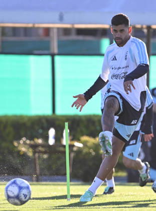 BUENOS AIRES, ARGENTINA - OCTOBER 5: Cristian Romero of Argentina controls the ball during a training session at the Lionel Andres Messi Training Camp on October 5, 2026 in Buenos Aires, Argentina. Argentina will face Benin tomorrow in an International Friendly, Länderspiel, Nationalmannschaft match at the Estadio Monumental, marking Messi s final farewell appearance for the national team, Nationalteam Photo by SFSI Lionel Messi last training for Argentina national team Copyright: xx