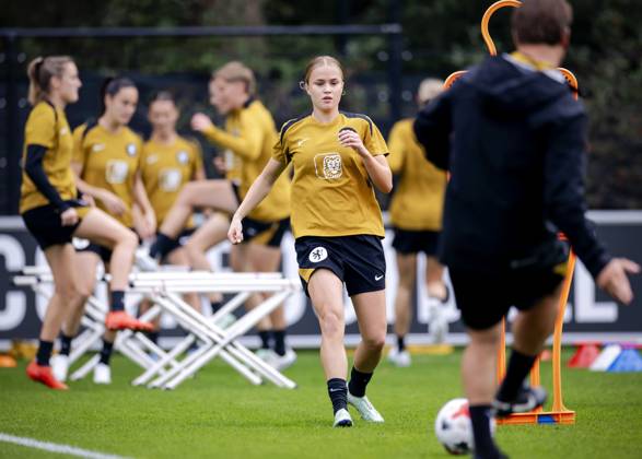 ZEIST - Sophie Proost during a training session of the Dutch women s football team in preparation for the World Cup qualifying match against Hungary. ROBIN VAN LONKHUIJSEN ANP xVIxANPxSportx xxANPxIVx 571667288 originalFilename: 571667288