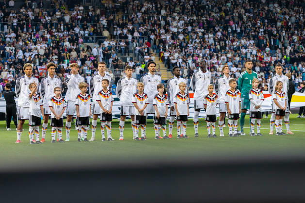 Die Spieler von Deutschland U21, U 21 waehrend der Nationalhymne GER, Deutschland (GER) vs. Georgien (GEO), Fussball, UEFA U21 EM-Qualifikation, Gruppe F, 13. Spieltag, Spielzeit 2026 2027, 06.10.2026 GER, Deutschland (GER) vs. Georgien (GEO), Fussball, UEFA U21 EM-Qualifikation, Gruppe F, 13. Spieltag, Spielzeit 2026 2027, 06.10.2026 Bielefeld Copyright: xEibner-Pressefoto JanxRollingerx EP_JSK