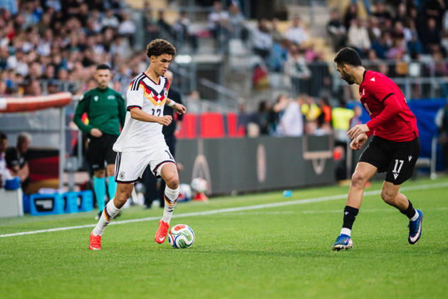 U21, U 21 EM-Qualifikation: Deutschland - Georgien, 06.10.2026 Noah Darvich (Deutschland, 17) gegen Akaki Giunashvili (Georgien, 17); Fußball, EM-Qualifikation U 21, 10. Spieltag: Deutschland vs. Georgien am 06.10.2026, Bielefeld DFB REGULATIONS PROHIBIT ANY USE OF PHOTOGRAPHS AS IMAGE SEQUENCES AND OR QUASI-VIDEO. Copyright: xBEAUTIFULxSPORTS Tonhäuserx