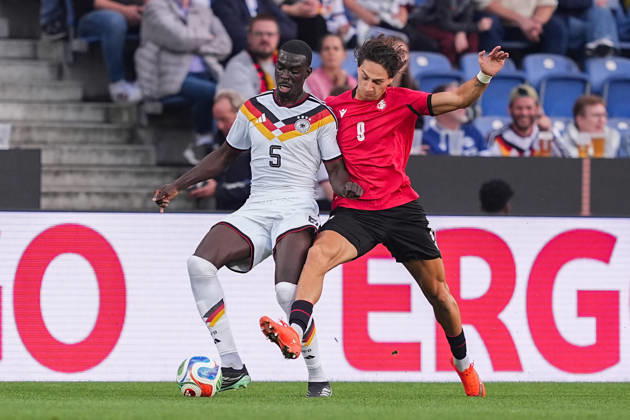 06.10.2026, xydrx, Herren, Fußball, Länderspiel, U21, U 21 EM-Qualifikation, Deutchland - Georgien, Saison 2026 2027, Schüco Arena: Joshua Quarshie (GER, 5) im Zweikampf gegen Diego Deisadze (GEO, 9) DFB regulations prohibit any use of photographs as image sequences and or quasi-video. Copyright: HMBxMedia YannisxDreimann