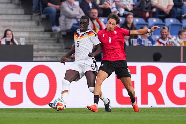 06.10.2026, xydrx, Herren, Fußball, Länderspiel, U21, U 21 EM-Qualifikation, Deutchland - Georgien, Saison 2026 2027, Schüco Arena: Joshua Quarshie (GER, 5) im Zweikampf gegen Diego Deisadze (GEO, 9) DFB regulations prohibit any use of photographs as image sequences and or quasi-video. Copyright: HMBxMedia YannisxDreimann