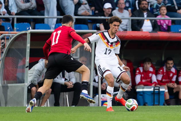 06.10.2026, GER, Deutschland U21, U 21 vs Georgien U21 Zweikampf zwischen Noah Darvich (Deutschland U21, 17) und Nikoloz Chikovani (Georgien U21, 11) Bielefeld SchücoArena Bielefeld Deutschland Copyright: xnordphotoxGmbHx xChristianxSchulzex