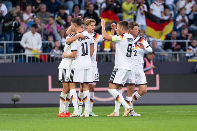 06.10.2026, GER, Deutschland U21, U 21 vs Georgien U21 Torjubel Jubel ueber das Tor zum 1:0 durch Noah Darvich (Deutschland U21, 17) Dzenan Pejcinovic (Deutschland U21, 11) Elias Baum (Deutschland U21, 2) Aljoscha Kemlein (Deutschland U21, 16) Nicolo Tresoldi (Deutschland U21, 9) Bielefeld SchücoArena Bielefeld Deutschland Copyright: xnordphotoxGmbHx xChristianxSchulzex