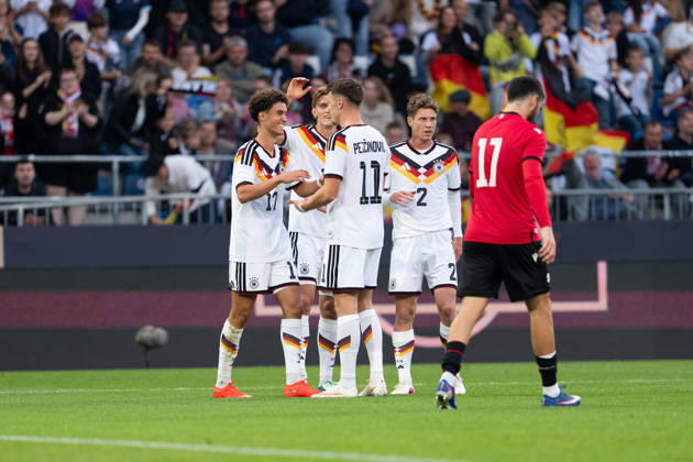 06.10.2026, GER, Deutschland U21, U 21 vs Georgien U21 Torjubel Jubel ueber das Tor zum 1:0 durch Noah Darvich (Deutschland U21, 17) Dzenan Pejcinovic (Deutschland U21, 11) Elias Baum (Deutschland U21, 2) Aljoscha Kemlein (Deutschland U21, 16) Bielefeld SchücoArena Bielefeld Deutschland Copyright: xnordphotoxGmbHx xChristianxSchulzex