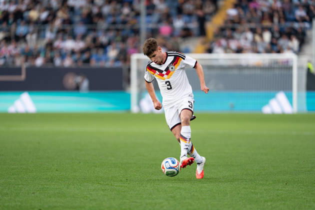 06.10.2026, GER, Deutschland U21, U 21 vs Georgien U21 Lukas Ullrich (Deutschland U21, 3) Einzelaktion; Ganzkörper Ganzkoerper ; Ball am Fuss; Bielefeld SchücoArena Bielefeld Deutschland Copyright: xnordphotoxGmbHx xChristianxSchulzex