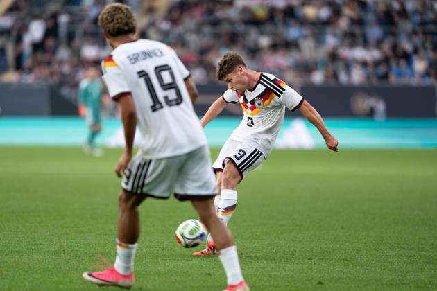 06.10.2026, GER, Deutschland U21, U 21 vs Georgien U21 Lukas Ullrich (Deutschland U21, 3) flanke zum Tor Bielefeld SchücoArena Bielefeld Deutschland Copyright: xnordphotoxGmbHx xChristianxSchulzex