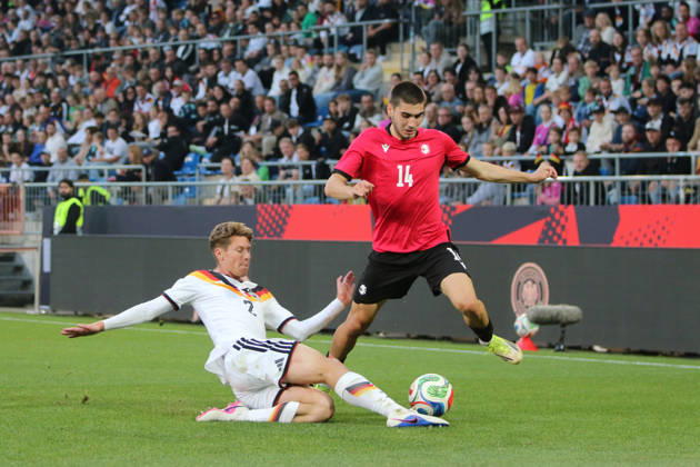 06.10.2026 Fußball Herren 2026 2027 UEFA U21, U 21 EM-Qualifikation 12. Spieltag Deutschland - Georgien SchücoArena Bielefeld Elias Baum (Deutschland, 2, weiß) grätscht Aleko Basiladze (Georgien, 14, rot) ab. Bielefeld Nordrhein-Westfalen Deutschland