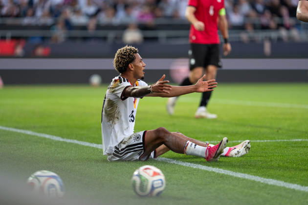 06.10.2026, GER, Deutschland U21, U 21 vs Georgien U21 Paris Brunner (Deutschland U21, 19) sitzt am Boden, beschwert sich, will einen Elfmeter Bielefeld SchücoArena Bielefeld Deutschland Copyright: xnordphotoxGmbHx xChristianxSchulzex