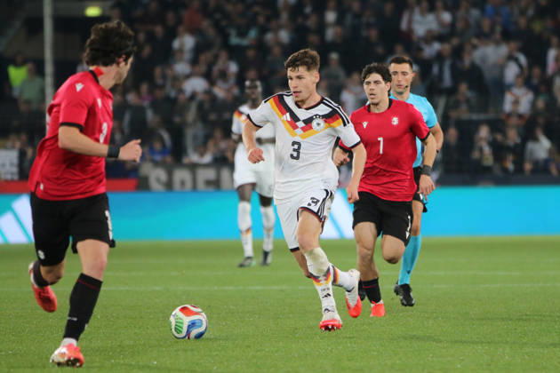 06.10.2026 Fußball Herren 2026 2027 UEFA U21, U 21 EM-Qualifikation 12. Spieltag Deutschland - Georgien SchücoArena Bielefeld Lukas Ullrich (Deutschland, 3, weiß) treibt den Ball nach vorne. Bielefeld Nordrhein-Westfalen Deutschland
