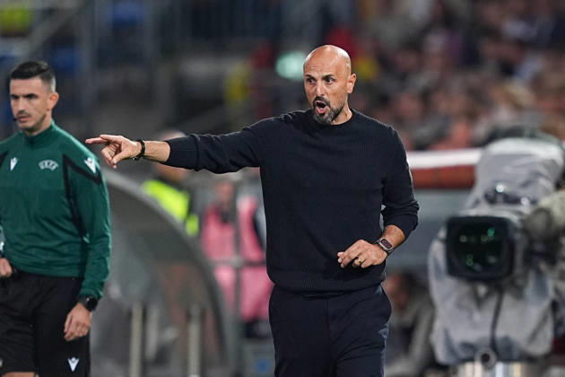 06.10.2026, xydrx, Herren, Fußball, Länderspiel, U21, U 21 EM-Qualifikation, Deutchland - Georgien, Saison 2026 2027, Schüco Arena: Antonio DI Salvo (Cheftrainer GER U21) gibt gestikulierend Anweisungen DFB regulations prohibit any use of photographs as image sequences and or quasi-video. Copyright: HMBxMedia YannisxDreimann