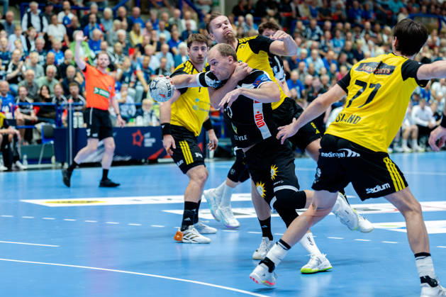Solingen, 06.10.2026, Handball, Herren, EHF, European League, Gruppenphase, 2. Spieltag, 2026 2027, Bergischer HC - IK Sävehof Fynn Hangstein (Bergischer HC, 10) im Zweikampf mit Birgir Steinn Jonsson (IK Sävehof, 8)