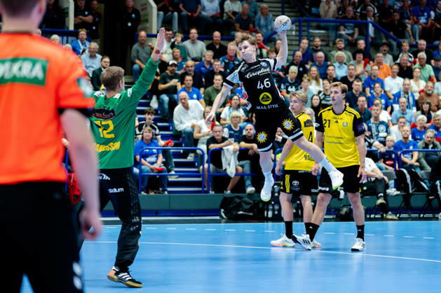 Solingen, 06.10.2026, Handball, Herren, EHF, European League, Gruppenphase, 2. Spieltag, 2026 2027, Bergischer HC - IK Sävehof Julian Fuchs (Bergischer HC, 46) beim Torwurf gegen Peter Johannesson (IK Sävehof, 12)