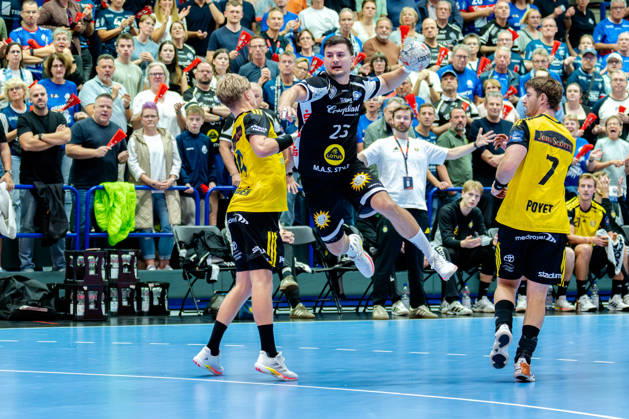 Solingen, 06.10.2026, Handball, Herren, EHF, European League, Gruppenphase, 2. Spieltag, 2026 2027, Bergischer HC - IK Sävehof Janik Schrader (Bergischer HC, 23) beim Torwurf gegen Peter Johannesson (IK Sävehof, 12)