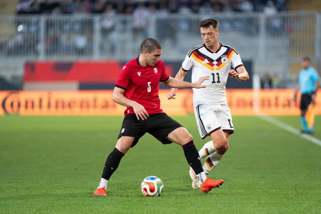 06.10.2026, GER, Deutschland U21, U 21 vs Georgien U21 Zweikampf zwischen Dzenan Pejcinovic (Deutschland U21, 11) und Aleksandre Amisulashvili (Georgien U21, 5) Bielefeld SchücoArena Bielefeld Deutschland Copyright: xnordphotoxGmbHx xChristianxSchulzex