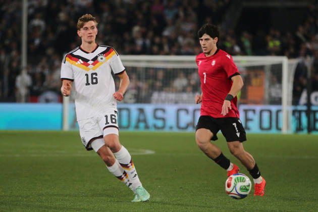 06.10.2026 Fußball Herren 2026 2027 UEFA U21, U 21 EM-Qualifikation 12. Spieltag Deutschland - Georgien SchücoArena Bielefeld Aljoscha Kemlein (Deutschland, 16, weiß) spielt einen Pass. Bielefeld Nordrhein-Westfalen Deutschland