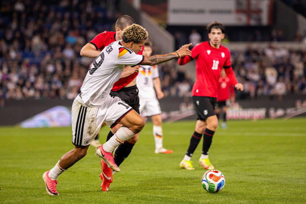 (L-R) Paris Brunner (Deutschland U21, U 21 19) im Zweikampf mit Aleksandre Amisulashvili (Georgien U21, 05) (hinten) GER, Deutschland (GER) vs. Georgien (GEO), Fussball, UEFA U21 EM-Qualifikation, Gruppe F, 13. Spieltag, Spielzeit 2026 2027, 06.10.2026 GER, Deutschland (GER) vs. Georgien (GEO), Fussball, UEFA U21 EM-Qualifikation, Gruppe F, 13. Spieltag, Spielzeit 2026 2027, 06.10.2026 Bielefeld Copyright: xEibner-Pressefoto JanxRollingerx EP_JSK