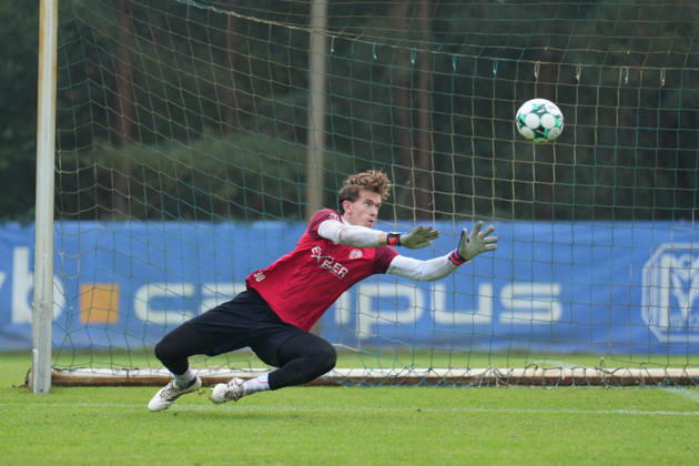 Deutschland: Fussball, Trainingseinheit, 3. Liga, Saison 2026-2027, NVB-Campus, SV Meppen, Dienstag, 06.10.2026, Vormittagstraining: Timo Schmitz (SV Meppen, 30) pariert Ball Copyright: xLennxLübbersx