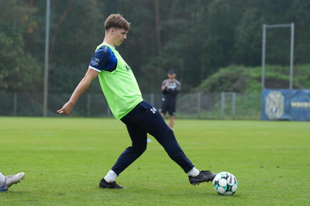 Deutschland: Fussball, Trainingseinheit, 3. Liga, Saison 2026-2027, NVB-Campus, SV Meppen, Dienstag, 06.10.2026, Vormittagstraining: Henrik Wittrock (SV Meppen, 24) passt den Ball Copyright: xLennxLübbersx