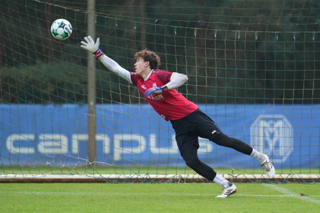 Deutschland: Fussball, Trainingseinheit, 3. Liga, Saison 2026-2027, NVB-Campus, SV Meppen, Dienstag, 06.10.2026, Vormittagstraining: Timo Schmitz (SV Meppen, 30) pariert Ball beim Torschuss Copyright: xLennxLübbersx