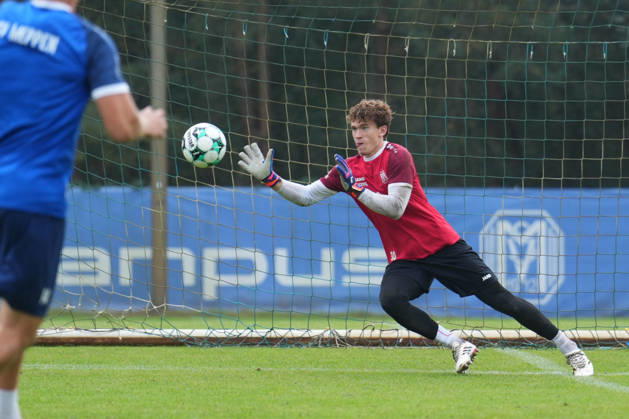 Deutschland: Fussball, Trainingseinheit, 3. Liga, Saison 2026-2027, NVB-Campus, SV Meppen, Dienstag, 06.10.2026, Vormittagstraining: Timo Schmitz (SV Meppen, 30) pariert einen Schuss Copyright: xLennxLübbersx