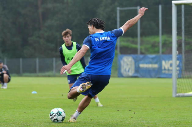 Deutschland: Fussball, Trainingseinheit, 3. Liga, Saison 2026-2027, NVB-Campus, SV Meppen, Dienstag, 06.10.2026, Vormittagstraining: Niclas Nadj (SV Meppen, 40) holt zum Schuss aus Copyright: xLennxLübbersx